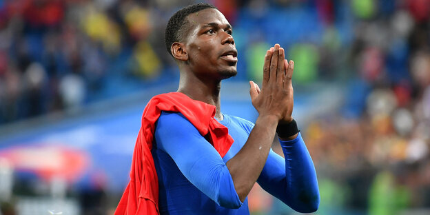 Paul Pogba jubelt nach dem gewonnenen Spiel. Die Hände sind wie zum Gebet aneinander gelegt. Paul Pogba jubelt nach dem gewonnenen Spiel. Die Hände sind wie zum Gebet aneinander gelegt.