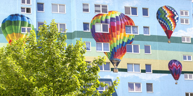Kunstwerk mit Heißluftballons auf Plattenbaufassade. Kunstwerk mit Heißluftballons auf Plattenbaufassade.