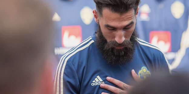 Jimmy Durmaz hält vor dem Training der schwedischen Nationalmannschaft eine kurze Ansprache. Jimmy Durmaz hält vor dem Training der schwedischen Nationalmannschaft eine kurze Ansprache.