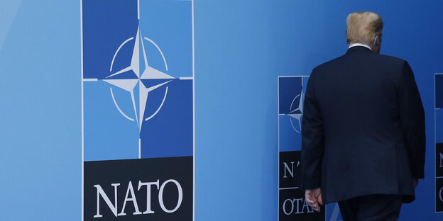Trump bei der Nato: Links ein Nato-Zeichen, rechts der weggehende US-Präsident Trump bei der Nato: Links ein Nato-Zeichen, rechts der weggehende US-Präsident