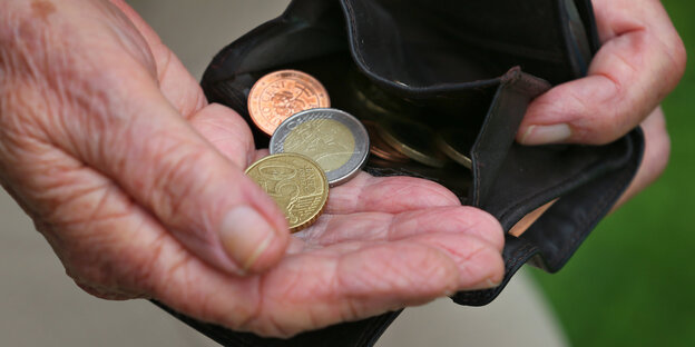 Rente in Deutschland: Die Hände einer älteren Person halten eine Geldbörse Rente in Deutschland: Die Hände einer älteren Person halten eine Geldbörse
