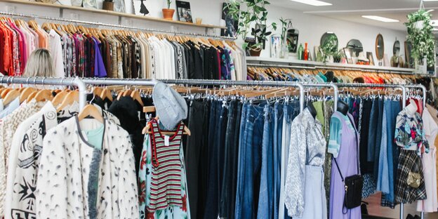Ein Geschäft mit vielen Kleidungsstücken Ein Geschäft mit vielen Kleidungsstücken