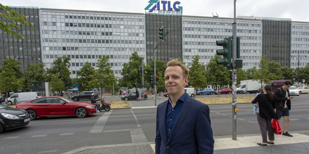 Marcus Böick am Berliner Alexanderplatz. Hier hatte die Treuhand ihren Sitz Marcus Böick am Berliner Alexanderplatz. Hier hatte die Treuhand ihren Sitz