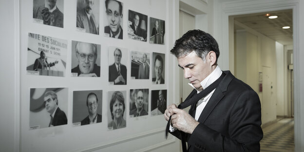 Chef der Sozialistischen Partei Frankreich, Olivier Faure, ist mit seiner Krawatte beschäftgt. Im Hintergrund: Bildnisse der Sozialistenführer der Vergangenheit Chef der Sozialistischen Partei Frankreich, Olivier Faure, ist mit seiner Krawatte beschäftgt. Im Hintergrund: Bildnisse der Sozialistenführer der Vergangenheit