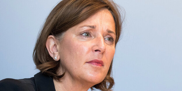 Ein Portrait der FDP-Ministerin Yvonne Gebauer vor blassblauem Hintergrund. Ein Portrait der FDP-Ministerin Yvonne Gebauer vor blassblauem Hintergrund.