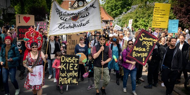 Spitze eines sehr bunten Demozuges Spitze eines sehr bunten Demozuges
