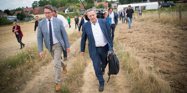 Bundesverkehrsminister, und Walter Goldenits, Vorstand Technik bei der Telekom Deutschland, gehen zu der offiziellen Einweihung eines mobilen Funkmasten ein.