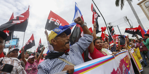 Nicararagua: Sandinisten-Demonstration, Menschen mit Spruchbändern und Fahnen Nicararagua: Sandinisten-Demonstration, Menschen mit Spruchbändern und Fahnen
