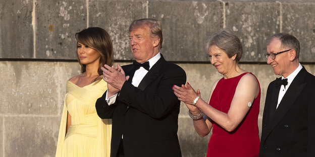 Melania und Donald Trump stehen neben Theresa und Philip May. Alle tragen festliche Roben Melania und Donald Trump stehen neben Theresa und Philip May. Alle tragen festliche Roben