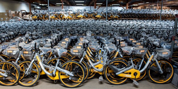 Ungebrauchte Obike-Leihfahrräder stapeln sich in einer Lagerhalle Ungebrauchte Obike-Leihfahrräder stapeln sich in einer Lagerhalle