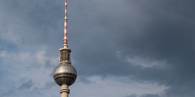 Der Fernsehturm in Berlin und ein Stück Himmel mit einer großen Wolke Der Fernsehturm in Berlin und ein Stück Himmel mit einer großen Wolke