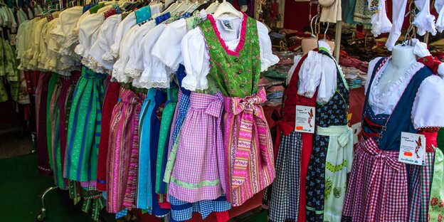 Ein Kleiderständer voller Dirndl Ein Kleiderständer voller Dirndl