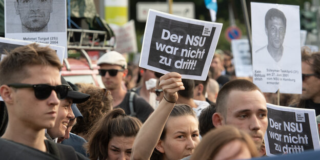 Teilnehmer auf einer Anti-NSU-Demo in Berlin Teilnehmer auf einer Anti-NSU-Demo in Berlin