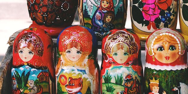 Bunte Babuschka-Figuren Bunte Babuschka-Figuren