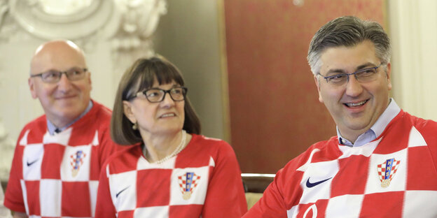 Der kroatische Regierungschef Andrej Plenkovic im Nationaltrikot im Parlament Der kroatische Regierungschef Andrej Plenkovic im Nationaltrikot im Parlament