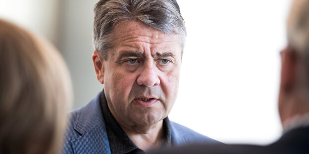 Ex-Außenminister Sigmar Gabriel schaut kritisch