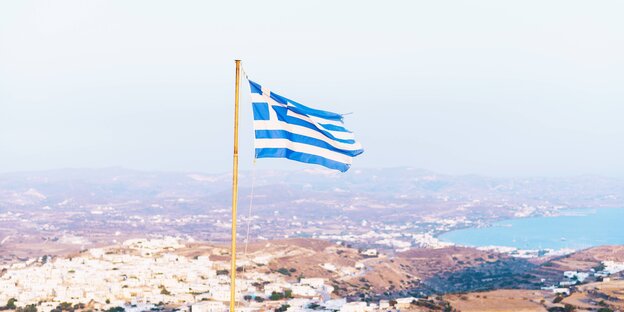 Eine griechische Flagge weht auf einer griechischen Insel Eine griechische Flagge weht auf einer griechischen Insel