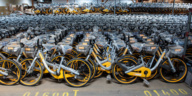 Viele Fahrräder von Obike in einer Halle gestapelt Viele Fahrräder von Obike in einer Halle gestapelt