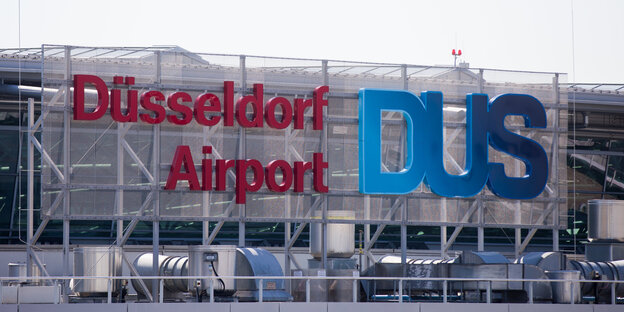 Ein Gebäude mit der Aufschrift Düsseldorf Airport Ein Gebäude mit der Aufschrift Düsseldorf Airport