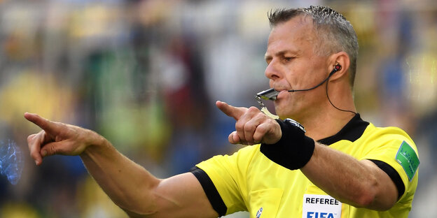 Schiedsrichter Björn Kuipers aus den Niederlanden zeigt mit der entsprechenden Geste den Videobeweis an. Schiedsrichter Björn Kuipers aus den Niederlanden zeigt mit der entsprechenden Geste den Videobeweis an.