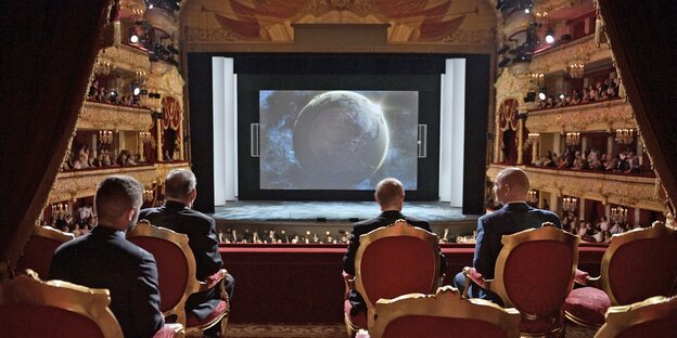 Wladimir Putin und Gianni Infantino sitzen in freudiger Erwartung in einem Kino und erwarten das WM-Abschlusskonzert. Wladimir Putin und Gianni Infantino sitzen in freudiger Erwartung in einem Kino und erwarten das WM-Abschlusskonzert.