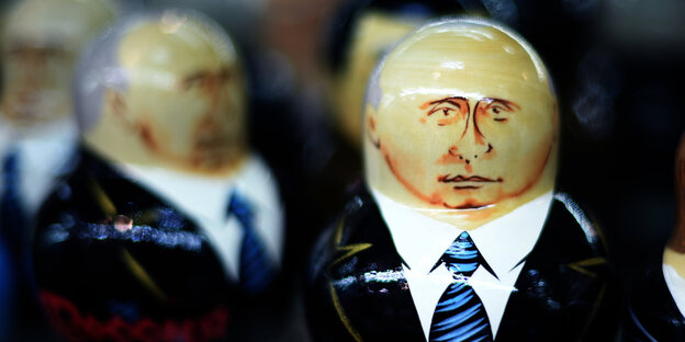 Matroschkas mit dem Konterfei vom russischen Präsident Wladimir Wladimirowitsch Putin. Matroschkas mit dem Konterfei vom russischen Präsident Wladimir Wladimirowitsch Putin.