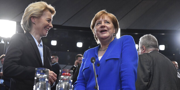 Zwei Frauen stehen und lachen Zwei Frauen stehen und lachen