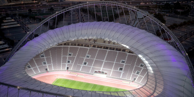 Blick von oben in ein Stadion bei Nacht