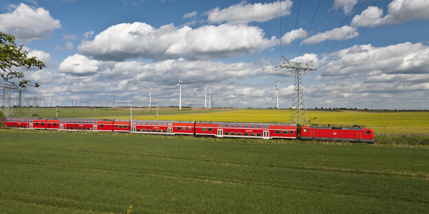 Eine Regionalbahn vor dem Windpark Prenzlau Eine Regionalbahn vor dem Windpark Prenzlau