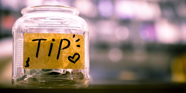 Ein Glas mit der Aufschrift "Tip", also "Trinkgeld" Ein Glas mit der Aufschrift "Tip", also "Trinkgeld"