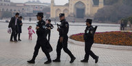 Sicherheitspersonal vor der großen Moschee von Kashgar