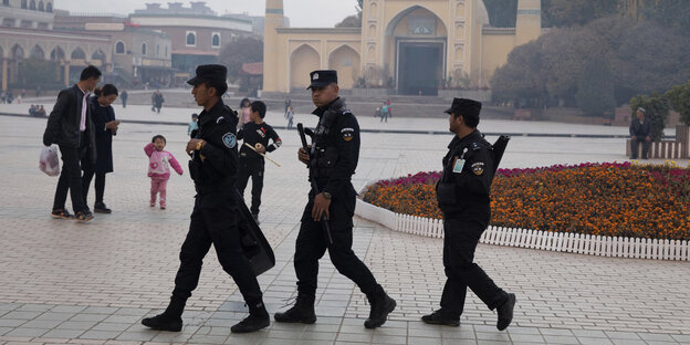 Sicherheitspersonal vor der großen Moschee von Kashgar Sicherheitspersonal vor der großen Moschee von Kashgar