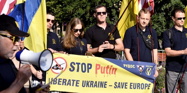 Aktivisten demonstrieren gegen Putin Aktivisten demonstrieren gegen Putin