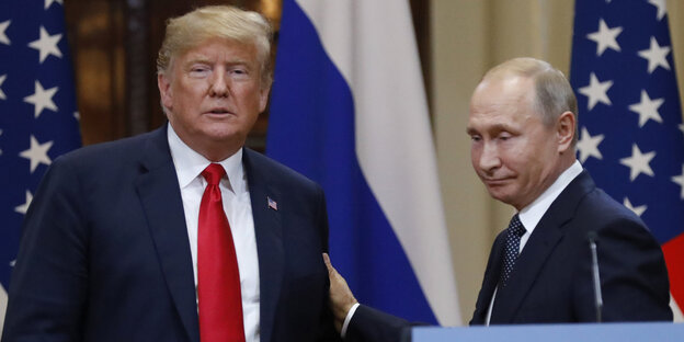 Putin klopft Trump auf die Schulter Putin klopft Trump auf die Schulter