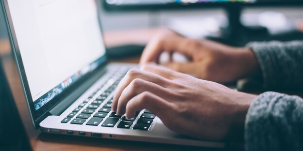 Hände tippen auf einer Computertastatur Hände tippen auf einer Computertastatur