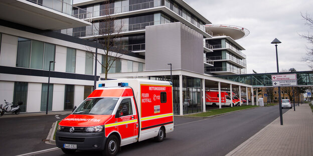 Ein Rettungswagen fährt an der Zentralen Notaufnahme der Uniklinik Düsseldorf vorbei Ein Rettungswagen fährt an der Zentralen Notaufnahme der Uniklinik Düsseldorf vorbei