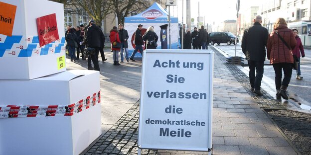 Wenige Meter vor einem AfD-Zelt steht ein Aufsteller mit der Aufschrift: Achtung, Sie verlassen die demokratische Meile Wenige Meter vor einem AfD-Zelt steht ein Aufsteller mit der Aufschrift: Achtung, Sie verlassen die demokratische Meile