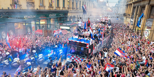 Kroatien, Zagreb: Über vier Stunden fuhr die kroatische Nationalmannschaft in einem Bus über den zentralen Platz der kroatischen Hauptstadt, wo singende und jubelnde Fans den Gewinn der Silbermedaille bei der Fußball-Weltmeisterschaft feierten