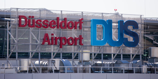 Blick auf das Logo am Flughafen Düsseldorf Blick auf das Logo am Flughafen Düsseldorf