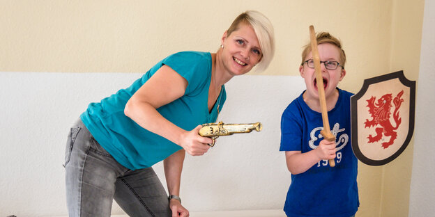 Eine Mutter spielt mit ihrem Sohn Eine Mutter spielt mit ihrem Sohn