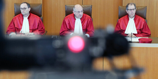 Der Erste Senat des Bundesverfassungsgericht, Andreas Paulus, Ferdinand Kirchhof (Vorsitz) und Johannes Masing (v-l) Der Erste Senat des Bundesverfassungsgericht, Andreas Paulus, Ferdinand Kirchhof (Vorsitz) und Johannes Masing (v-l)