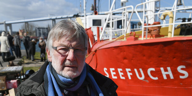 Stefan Schmidt steht vor dem neuen Boot einer Flüchtlingsinitiative.