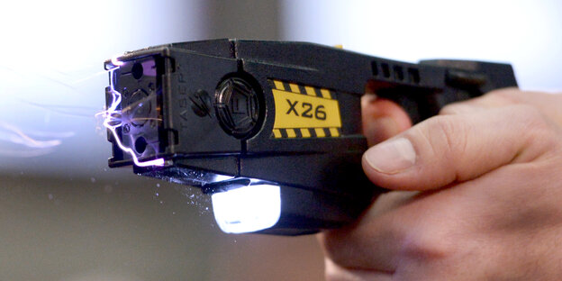 Ein pistolenähnliches Elektroschockgerät. Ein pistolenähnliches Elektroschockgerät.