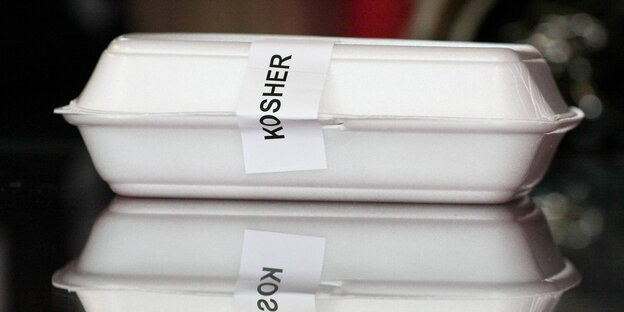 Eine weiße Styroporpackung mit der Aufschrift koscher Eine weiße Styroporpackung mit der Aufschrift koscher