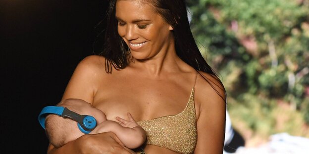 Eine Frau stillt ihr Baby, es ist Mara Martins Eine Frau stillt ihr Baby, es ist Mara Martins