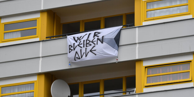 Wohnungsbalkon mit Transparent "Wir bleiben alle" Wohnungsbalkon mit Transparent "Wir bleiben alle"