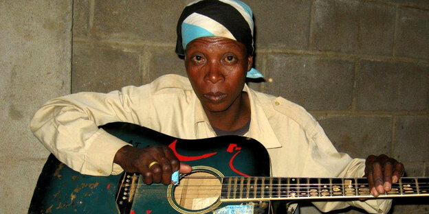 ein Mann mit Gitarre ein Mann mit Gitarre