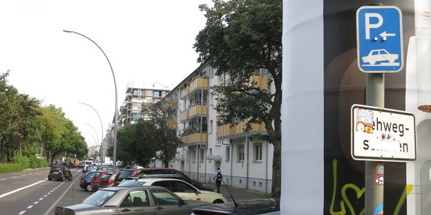 Parkende Autos entlang der Danziger Straße