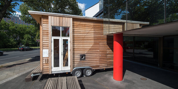 Ein Minihaus vor der Urania in Berlin Ein Minihaus vor der Urania in Berlin