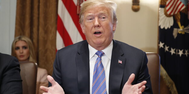 Donald Trump gestikuliert mit beiden Händen und schaut skeptisch, im Hintergrund sitzt Ivanka Trump Donald Trump gestikuliert mit beiden Händen und schaut skeptisch, im Hintergrund sitzt Ivanka Trump